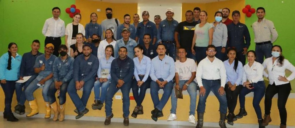 Directores de plantación y colaboradores de SEMAG y Palmestre, equipo de Fedepalma, Cenipalma y CID Palmero, que participaron en el taller Sector palmero y derechos, del mismo lado. Foto: Maribel Teatín García, Asistente de Comunicaciones Zona Oriental