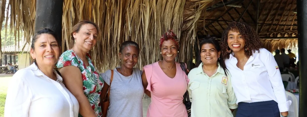 Talleres de habilidades de liderazgo para la vida de mujeres palmicultoras