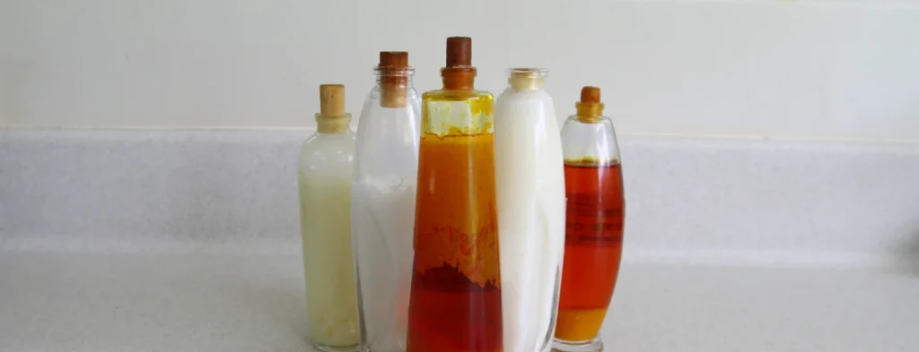 ¿Por qué es importante mantener los precursores y contaminantes en niveles aceptables para el aceite de palma?